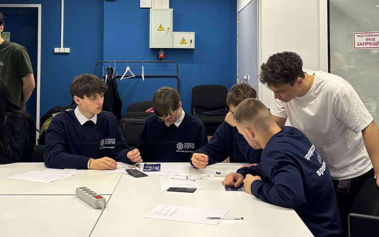 Команда ПИШ ЛЭТИ отработала практические навыки в области электроники со школьниками из Ленобласти