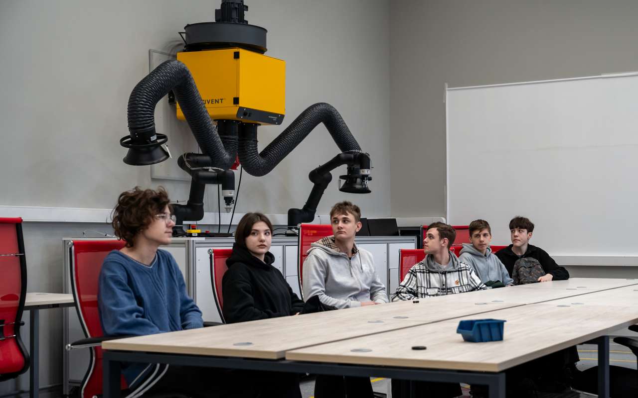 Более 260 школьников из Петербурга и Ленобласти прошли инженерные мастер-классы в ПИШ ЛЭТИ