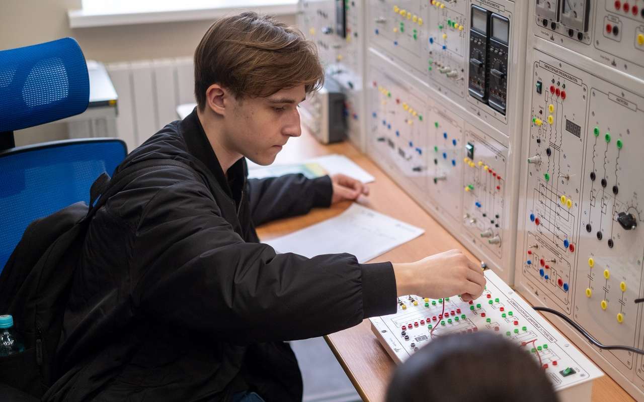 Лучшие магистранты ПИШ ЛЭТИ получат гранты на прохождение практик и стажировок у индустриальных партнеров школы