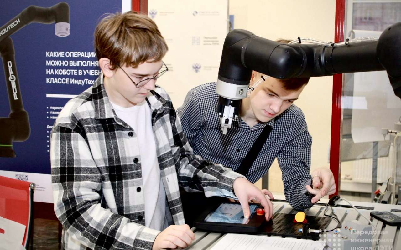 Команда ПИШ ЛЭТИ провела инженерный конкурс среди школьников Петербурга и Ленобласти